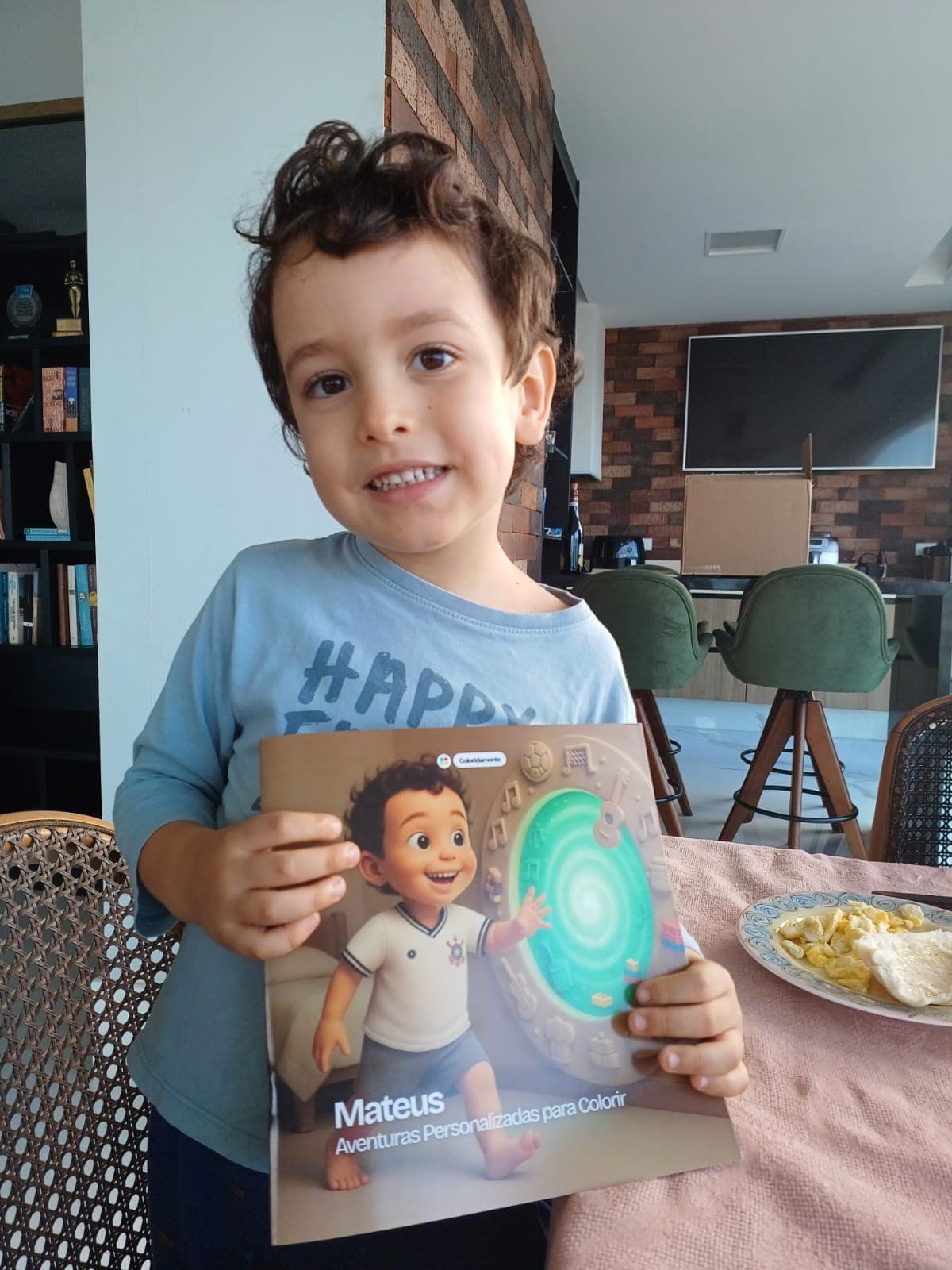 Reação de criança com livro Coloridamente