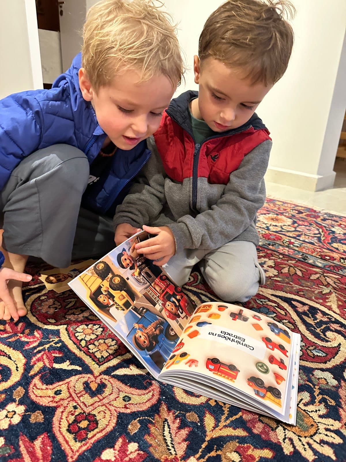 Reação de criança com livro Coloridamente