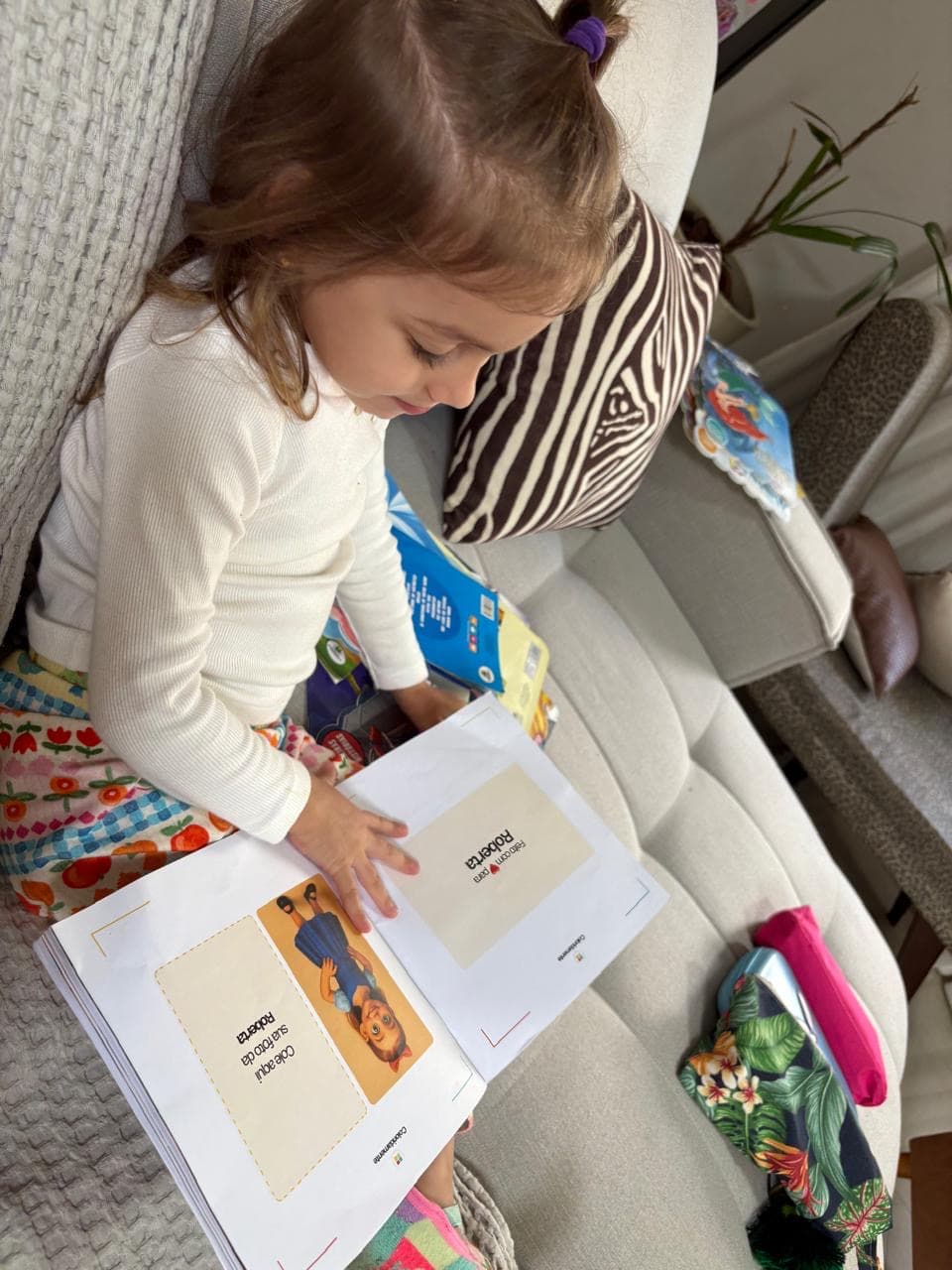 Reação de criança com livro Coloridamente